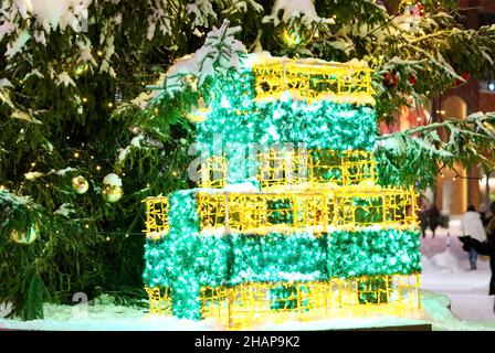 Albero di natale decorato nel centro di Tallinn. albero di natale con luci ricoperte di neve. Foto Stock