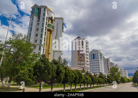 Edifici rivestiti di marmo ad Ashgabat, capitale del Turkmenistan Foto Stock