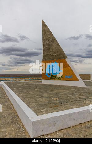 MUYNAQ, UZBEKISTAN - 22 APRILE 2018: Monumento al mare nell'ex città portuale Moynaq Mo ynoq o Muynak , Uzbekistan Foto Stock