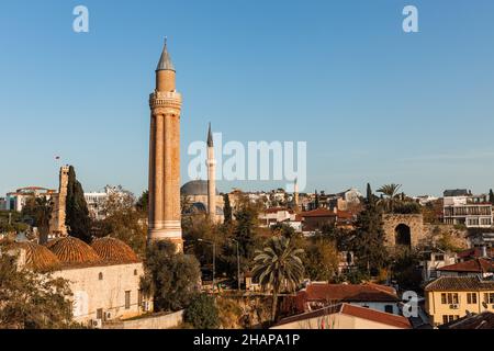 La Moschea di Yivliminare (Yivliminare Cami), la Moschea di Ulu ad Antalya, una moschea storica costruita dal Sultano Seljuk Alaaddin Keykubad, il minareto fluito. Foto Stock