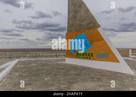 MUYNAQ, UZBEKISTAN - 22 APRILE 2018: Monumento al mare nell'ex città portuale Moynaq Mo ynoq o Muynak , Uzbekistan Foto Stock