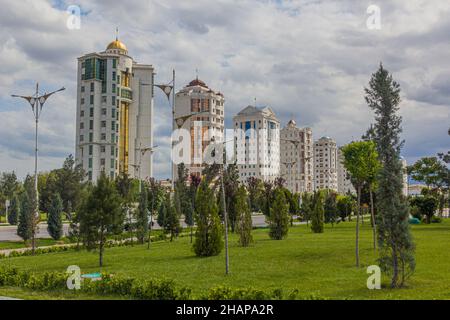 Edifici rivestiti di marmo ad Ashgabat, capitale del Turkmenistan Foto Stock