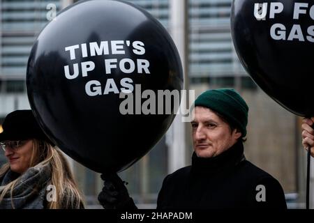 Bruxelles, Belgio. 14th Dic 2021. Gli attivisti dell'organizzazione ambientalista Friends of the Earth trasportano palloncini che leggono ''il tempo per il gas'' al di fuori della sede della Commissione europea mentre l'UE discute delle nuove strategie energetiche a Bruxelles (Belgio), 14 dicembre 2021. (Credit Image: © Valeria Mongelli/ZUMA Press Wire) Foto Stock