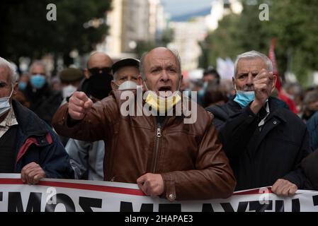 14 dicembre 2021: I pensionati grida slogan contro il governo mentre si dirigono verso l'ufficio del primo ministro per esprimere le loro richieste. I pensionati hanno protestato per le pensioni basse e la privatizzazione del sistema pensionistico. (Credit Image: © Nikolas Georgiou/ZUMA Press Wire) Foto Stock