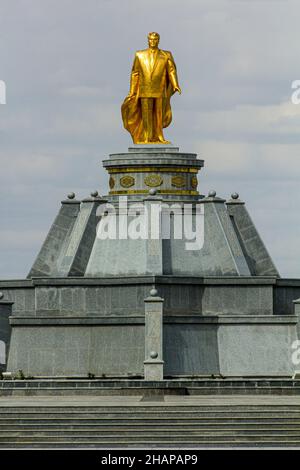 Statua d'oro di Saparmurat Niyazov nel Parco dell'Indipendenza di dieci anni ad Ashgabat, capitale del Turkmenistan. Foto Stock