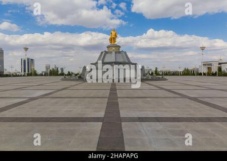 Monumento di Turkmenbashi, il primo presidente del Turkmenistan, Ashgabat, Turkmenistan Foto Stock