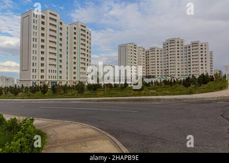 Edifici rivestiti di marmo ad Ashgabat, capitale del Turkmenistan Foto Stock