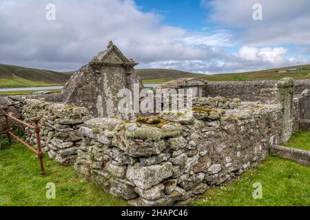 Un monumento del XVIII secolo nel kirkyard di Tresta Kirk su Fetlar, Isole Shetland. Foto Stock