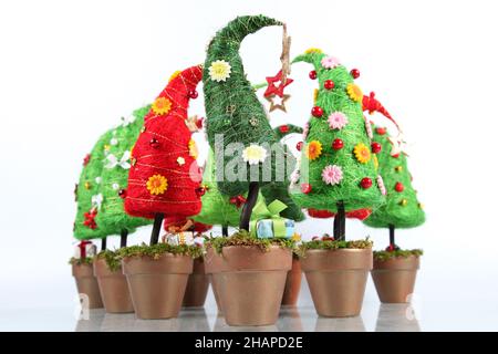 Alberi decorativi di Natale in pentole Foto Stock