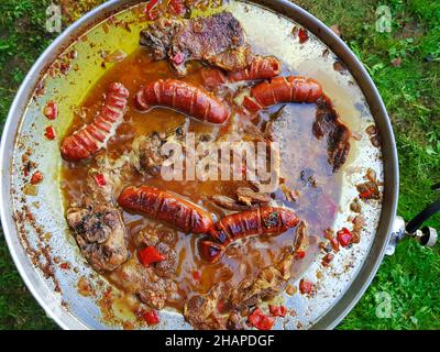 Salsicce al forno nel piatto tradizionale croato kotlovina. Foto Stock