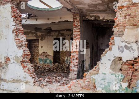 Rovine di una fabbrica abbandonata di conserviere di pesce nella città portuale di Aral Moynaq Mo ynoq o Muynak , Uzbekistan Foto Stock