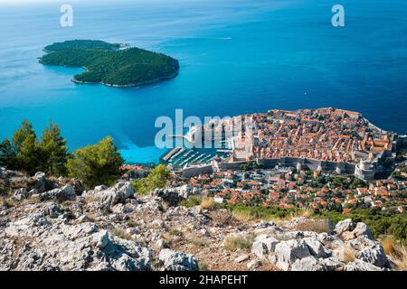 Vista aerea della città vecchia di Dubrovnik e dell'isola di Lokrum. Foto Stock