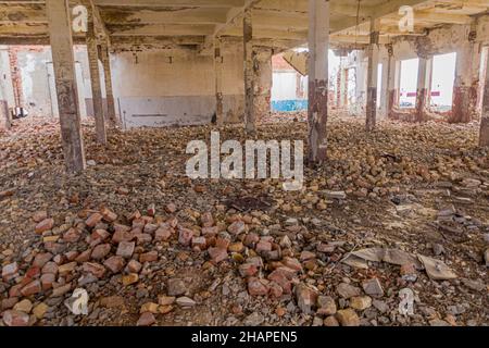 Rovine di una fabbrica abbandonata di conserviere di pesce nella città portuale di Aral Moynaq Mo ynoq o Muynak , Uzbekistan Foto Stock