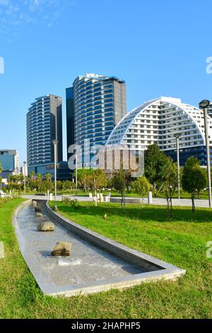 Parcheggia su Lech e Maria Kaczynski Boulevard a Batumi, Georgia Foto Stock