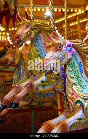 Cavallo carosello vintage. Giostra colorata all'aperto d'epoca in città. Giostra per bambini in un parco divertimenti. Foto Stock