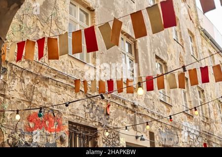 Decorare la strada con bandiere su una corda. Foto Stock