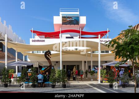 Dubai, Emirati Arabi Uniti, 09.12.2021. Denmark Pavilion all'Expo 2020 Dubai, edificio moderno con torre ispirata al faro. Foto Stock