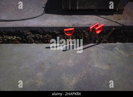 Pale rosse in asfalto trincea fondo costruzione Foto Stock