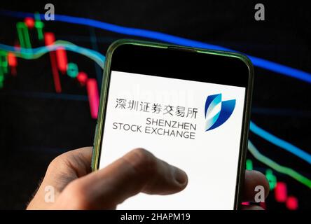 Cina. 4th Dic 2021. In questa illustrazione di foto il logo dell'indice di borsa di Shenzhen visto su uno smartphone con un grafico dell'indice di borsa economica sullo sfondo. (Credit Image: © Budrul Chukrut/SOPA Images via ZUMA Press Wire) Foto Stock