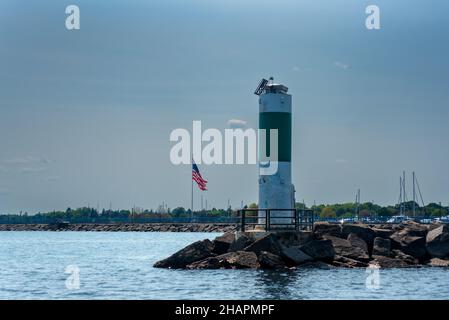 Indicatore di canale nautico con striscia verde sul lago Huron Foto Stock