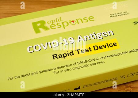 Confezione di 5 dispositivi per test antigenici Rapid Response, Rapid Covid-19, distribuiti dal governo della Nuova Scozia. Halifax, Canada. Dicembre 14, 2021 Foto Stock