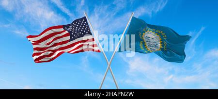 Due bandiere degli Stati Uniti e dello stato del South Dakota che ondeggiano nel vento su flagpoli contro il cielo con le nuvole nella giornata di sole. 3d illustrazione Foto Stock