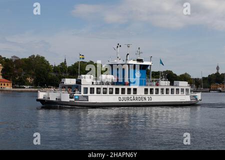 Stoccolma, Svezia - 12 agosto 2020: Il traghetto pubblico per pendolari chiamato Djurgården Ferry o Djurgårdsfärjan in svedese. Sulla strada da Djurgården a t Foto Stock