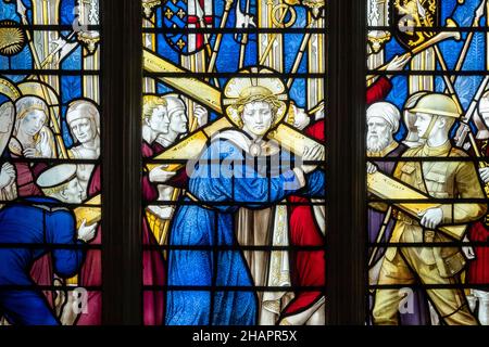 Particolare della vetrata della prima Guerra Mondiale della Ninian Comper 1920 Chiesa di Santa Maria dell'Assunzione, Ufford, Suffolk, UK Foto Stock