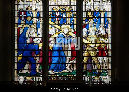 Particolare della vetrata della prima Guerra Mondiale della Ninian Comper 1920 Chiesa di Santa Maria dell'Assunzione, Ufford, Suffolk, UK Foto Stock
