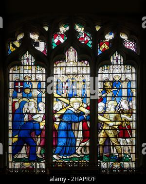 Particolare della vetrata della prima Guerra Mondiale della Ninian Comper 1920 Chiesa di Santa Maria dell'Assunzione, Ufford, Suffolk, UK Foto Stock