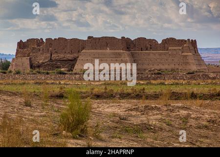 Fortezza di Kyzyl Qala Kala nel deserto di Kyzylkum, Uzbekistan Foto Stock