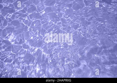 Molto peri colore dell'anno 2022. Concetto alla moda. Piscina fondo caustics ondulazione e flusso con sfondo onde. Foto Stock