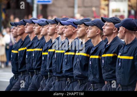 Ucraina, Kiev - 18 agosto 2021: Forze aeree. Ucraino militare. C'è un distacco di soccorritori. Soccorritori. Il sistema militare sta marciando nella sfilata. Marcia della folla. Soldati dell'esercito. Foto Stock