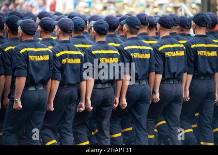 Ucraina, Kiev - 18 agosto 2021: Forze aeree. Ucraino militare. C'è un distacco di soccorritori. Soccorritori. Il sistema militare sta marciando nella sfilata. Marcia della folla. Soldati dell'esercito. Foto Stock