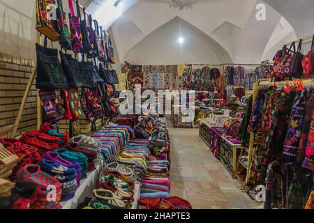 KHIVA, UZBEKISTAN - 25 APRILE 2018: Interno del bazar Allakuli Khan a Khiva, Uzbekistan Foto Stock