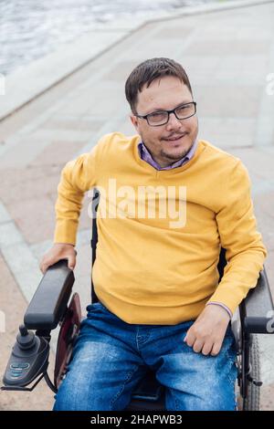 un uomo con disabilità in sedia a rotelle ama la vita Foto Stock