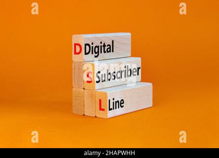 Simbolo della linea DSL Digital Subscriber. Concetto parole DSL Digital Subscriber linea su blocchi di legno. Bella tabella arancione, sfondo arancione, spazio copia. Foto Stock