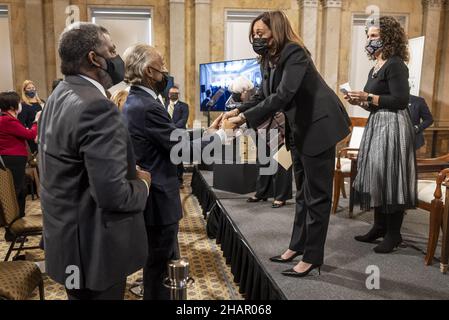 Washington, Stati Uniti. 14th Dic 2021. Il Vice Presidente Kamala Harris, centro, scuote le mani con il Rev. Al Sharpton, centro a sinistra, dopo aver partecipato al Forum della Banca del libertà con il Segretario del Tesoro Janet Yellen al Treasury Building degli Stati Uniti martedì 14 dicembre 2021 a Washington DC. Foto di Ken Cedeno/UPI Credit: UPI/Alamy Live News Foto Stock