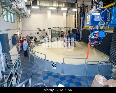 Tuscon, Stati Uniti. 26 Apr, 2009. Lucidare lo specchio vuoto per il gigantesco telescopio Magellano (GMT), presso il Richard F. Caris Mirror Lab dell'Università dell'Arizona Foto Stock