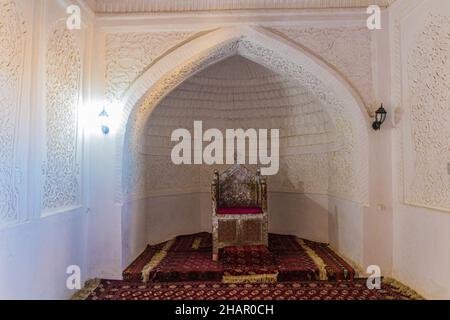 KHIVA, UZBEKISTAN - 25 APRILE 2018: Sala del trono di Kuhna (Kunya) Forte Ark a Khiva, Uzbekistan Foto Stock