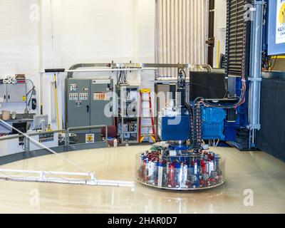 Tuscon, Stati Uniti. 26 Apr, 2009. Lucidare lo specchio vuoto per il gigantesco telescopio Magellano (GMT), presso il Richard F. Caris Mirror Lab dell'Università dell'Arizona Foto Stock