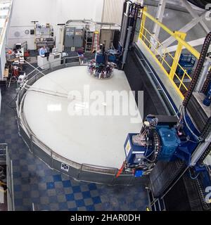 Tuscon, Stati Uniti. 26 Apr, 2009. Lucidare lo specchio vuoto per il gigantesco telescopio Magellano (GMT), presso il Richard F. Caris Mirror Lab dell'Università dell'Arizona Foto Stock