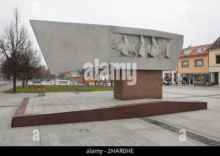 Memoriale della rivolta nazionale slovacca (Slovenské národné povstanie) progettato dall'architetto slovacco Jozef Lacko e dallo scultore slovacco Ján Kulich (1974) a Zvolen, Slovacchia. Il memoriale è stato soprannominato il Valaška (ascia del pastore) dalla gente locale. Foto Stock