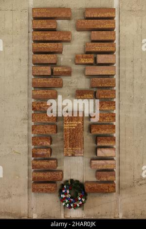 Memoriale alle nazioni partecipò alla rivolta nazionale slovacca (Slovenské národné povstanie) nel cortile del Museo della rivolta nazionale slovacca (Múzeum Slovenského národného povstania) a Banská Bystrica, Slovacchia. Le nazioni elencate alfabeticamente in slovacco e inglese: Gli americani, l'inglese, gli armeni, gli australiani, gli azerbaigiani, I belgi, i russi, i bielorussi, i bulgari, i cechi, I montenegrini, i francesi, i greci, i georgiani, gli olandese, I croati, i kazaki, i Kirghizi, gli ungheresi, i tedeschi, Il nuovo Foto Stock