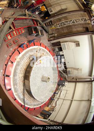 Tuscon, Stati Uniti. 26 Apr, 2009. Vista dall'alto della fornace in preparazione al gigantesco telescopio Magellano (GMT), presso il Richard F. Caris Mirror Lab dell'Università dell'Arizona Foto Stock