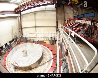 Tuscon, Stati Uniti. 26 Apr, 2009. Vista dall'alto della fornace in preparazione al gigantesco telescopio Magellano (GMT), presso il Richard F. Caris Mirror Lab dell'Università dell'Arizona Foto Stock