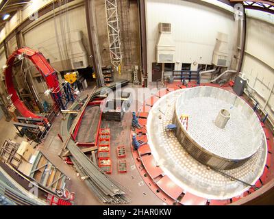 Tuscon, Stati Uniti. 26 Apr, 2009. Vista dall'alto della fornace in preparazione al gigantesco telescopio Magellano (GMT), presso il Richard F. Caris Mirror Lab dell'Università dell'Arizona Foto Stock