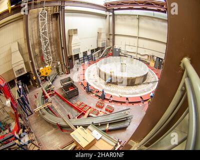 Tuscon, Stati Uniti. 26 Apr, 2009. Vista dall'alto della fornace in preparazione al gigantesco telescopio Magellano (GMT), presso il Richard F. Caris Mirror Lab dell'Università dell'Arizona Foto Stock