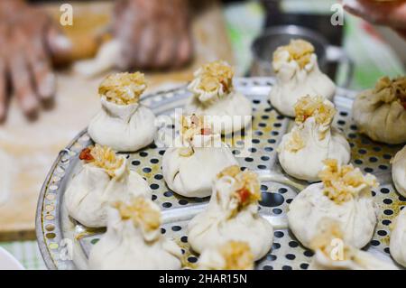 Shaomai cinese non cotti (gnocchi di riso) posto sulla piastra del vaporetto. Foto Stock