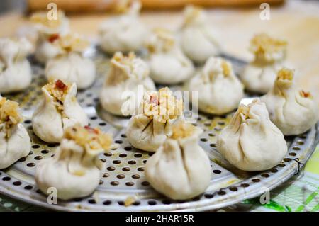 Shaomai cinese non cotti (gnocchi di riso) posto sulla piastra del vaporetto. Foto Stock